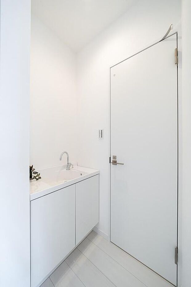 【【本分譲地に建築可能な建物プラン例】】トイレの前にコンパクトな手洗いカウンターを備え付ければ、お客様に手を洗ってもらう場所としても重宝します。《分譲地外:建物面積99.22m2、建物価格1782万円》