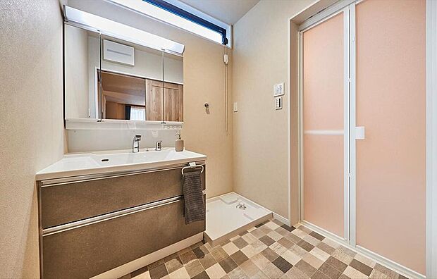 【【本分譲地に建築可能な建物プラン例】】グレーの石を貼り合わせたようなチェック柄のフロアがお洒落な洗面室。キッチンの隣にあり、家事動線もスムーズです。《分譲地外:建物面積101.04m2、建物価格1815万円》