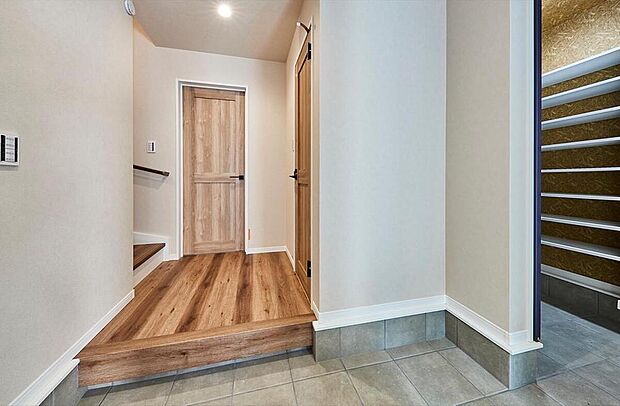 【【本分譲地に建築可能な建物プラン例】】土間が広い玄関は、家族みんなで一斉にお出かけする際や帰宅時に渋滞にならず、靴の脱ぎ履きがスムーズにできます。《分譲地外:建物面積101.04m2、建物価格1815万円》