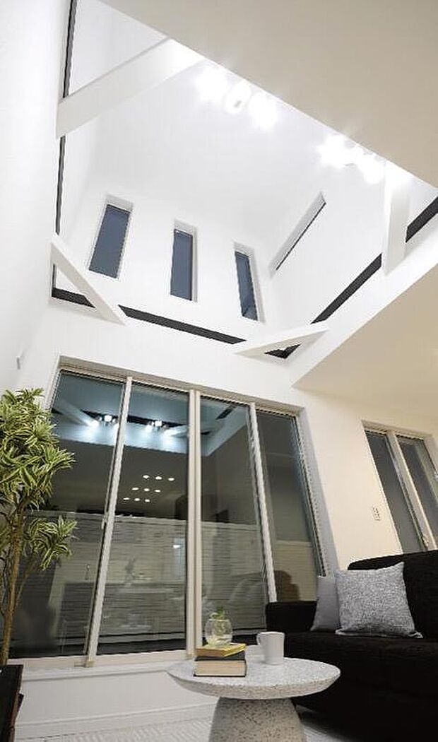 【【本分譲地に建築可能な建物プラン例】】屋根の傾斜を大きくとることで、リビング側の天井を思い切り高く設けました。高所窓からたっぷり陽射しが注ぎます。《分譲地外:建物面積91.12m2、建物価格1674万円》