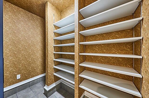 【【本分譲地に建築可能な建物プラン例】】OSB合板のような素朴な壁でアウトドア感を演出。可動棚に加え、高さがあるものを収納できるスペースもあります。《分譲地外:建物面積101.04m2、建物価格1815万円》