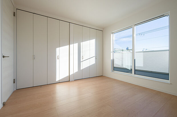 【【3階洋室(約7.0帖)/3号地】】ゆとりある広さにつき、主寝室としてもおすすめ◎壁一面には、大容量のクローゼットが備わっており、衣類や寝具などをたっぷりと収納いただけます。