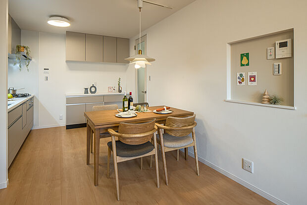 【【LDK/3号地】】キッチン横には収納力のあるカップボードがあり、食器や鍋類、調理家電などの収納に便利です。カウンター部分は作業スペースとしても活用でき、お子様とお菓子づくりなども楽しめます。