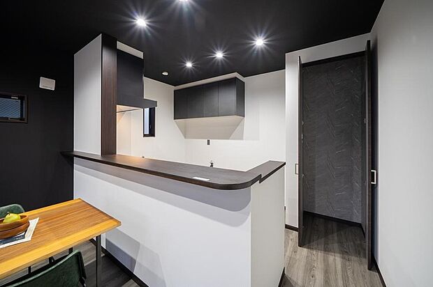 【【本分譲地に建築可能な建物プラン例】】調理家電や、食材の保管に便利なパントリーを設けました。清潔感のあるキッチン空間を保てそうです。《分譲地外:建物面積98.41m2、建物価格1767万円》