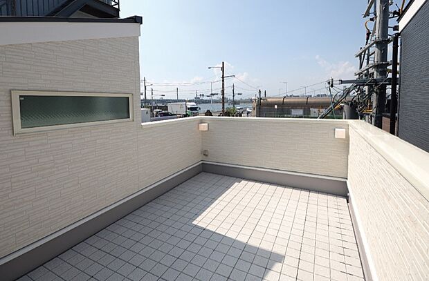 【【本分譲地に建築可能な建物プラン例】】川のある風景を楽しめるルーフバルコニー。ブラケットライトを配置しており、夕暮れの時間も楽しむことができます。《分譲地外:建物面積91.12m2、建物価格1674万円》