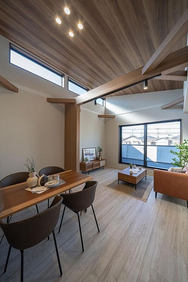 【【本分譲地に建築可能な建物プラン例】】梁の存在感と高窓が映える2階LDK。天井の木目デザインが、空間に伸びやかな印象を与えています。《分譲地外:建物面積102.46m2、建物価格1841万円》