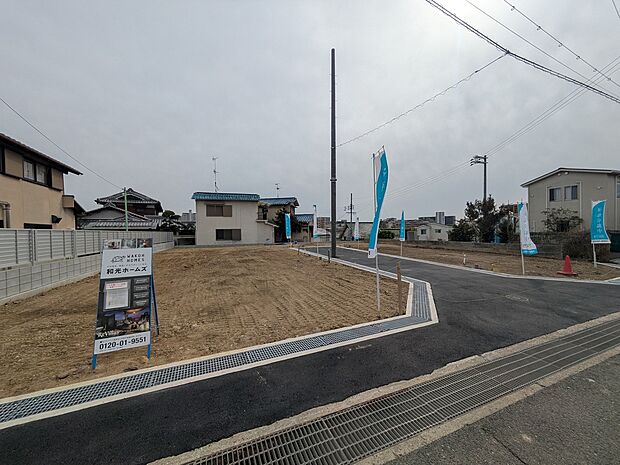 【【前面道路を含む現地写真】】教育施設が身近に揃う、子育て世帯に嬉しい立地。沿道に多彩な店舗が充実したロマンチック街道がほど近く、休日の楽しみも広がる住環境です。