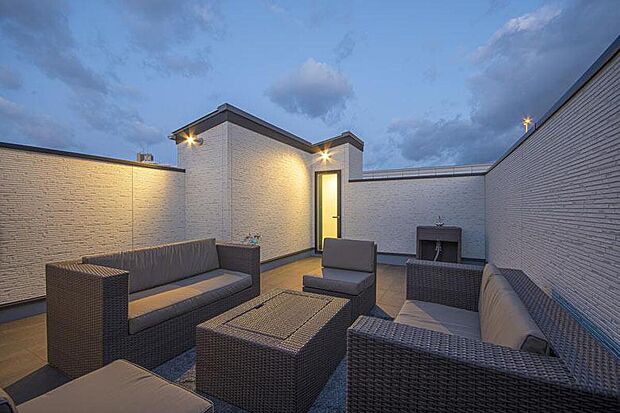 【【本分譲地に建築可能な建物プラン例】】照明、水栓、コンセントを設けた約15帖のルーフバルコニー。食事やグランピングもできるアウトドアリビングです。《分譲地外:建物面積101.25m2、建物価格1818万円》