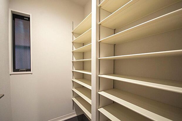 【【本分譲地に建築可能な建物プラン例】】玄関を入って右手にあるSIC。可動式の棚なので収納したい物をすっきりと収めることができます。《分譲地外:建物面積105.30m2、建物価格1891万円》