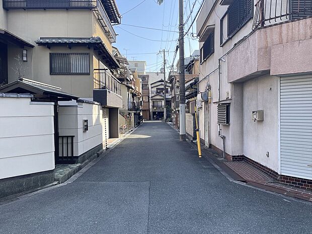 【【前面道路含む現地写真】】教育施設・買い物施設・医療施設・公園など、生活に必要な施設がバランス良く点在する、暮らしやすい住環境。周辺環境とあわせて、ぜひ現地をご見学ください。