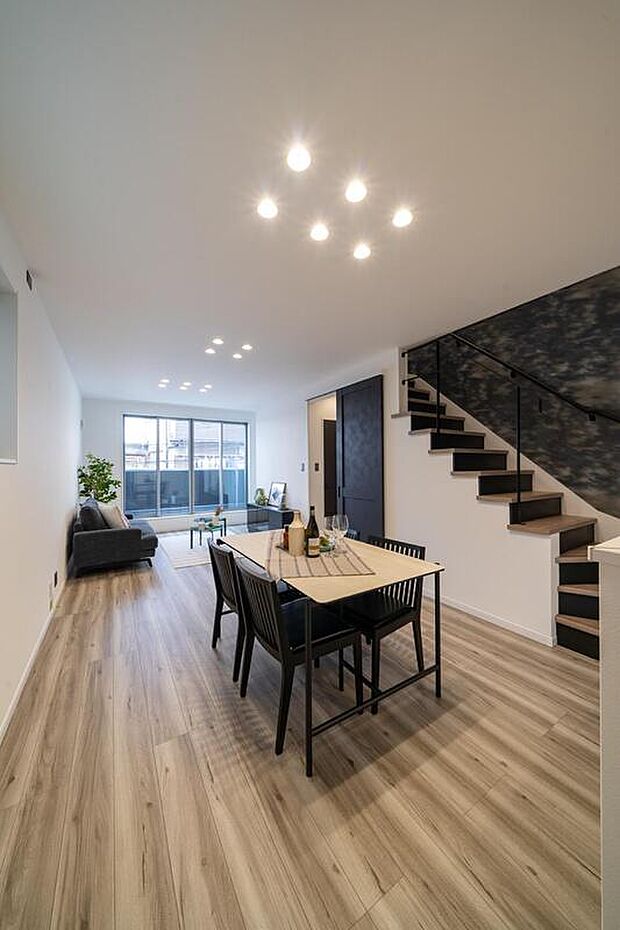 【【本分譲地に建築可能な建物プラン例】】インテリアは白と黒の素材をバランスよく配置し、家全体をモノトーンで統一。都会的でスタイリッシュな印象です。《分譲地外:建物面積94.77m2、建物価格1702万円》