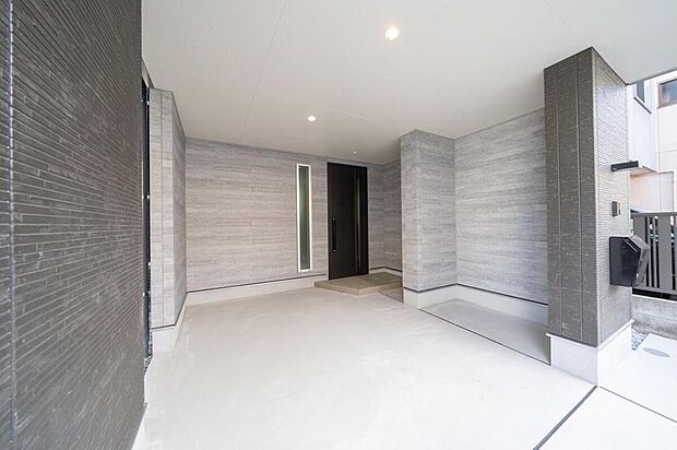 【【本分譲地に建築可能な建物プラン例】】駐車場は雨の日でも心配ないインナーガレージ仕様。自転車や遊び道具などを置いておけるスペースもあります。《分譲地外:建物面積94.77m2、建物価格1702万円》