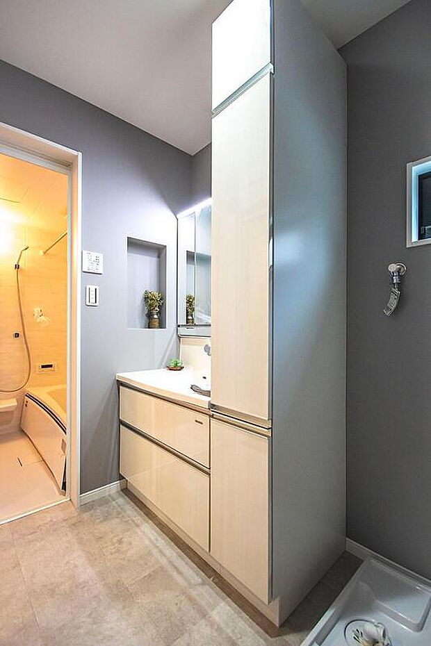 【【本分譲地に建築可能な建物プラン例】】落ち着いたトーンの洗面室は、トールキャビネットを設置しました。タオルや洗面用品もすっきりと仕舞えます。《分譲地外:建物面積95.78m2、建物価格1720万円》