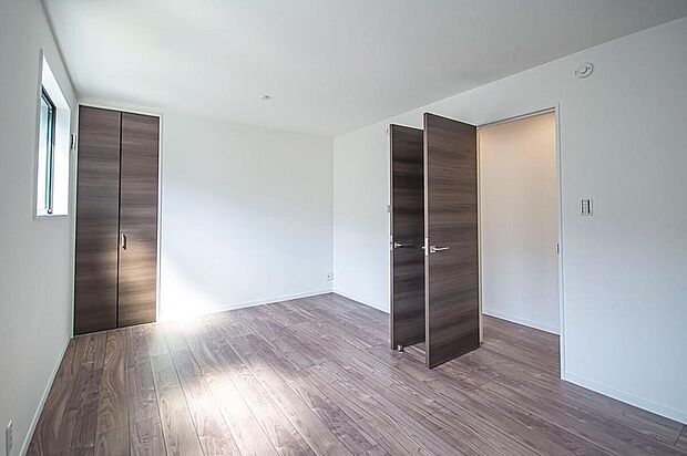 【【本分譲地に建築可能な建物プラン例】】間仕切りをすることで2部屋としても使えるフレキシブルな間取りに。扉や収納を2ヶ所ずつ設けています。《分譲地外:建物面積95.78m2、建物価格1720万円》