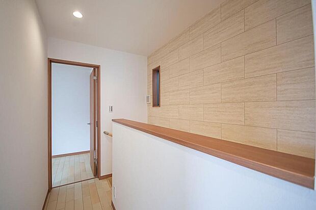 【【本分譲地に建築可能な建物プラン例】】家全体のアクセントクロスは、南欧テイストの石目調で統一しました。落ち着いた雰囲気を演出する、優しい色合いです。《分譲地外:建物面積105.08m2、建物価格2185万円》