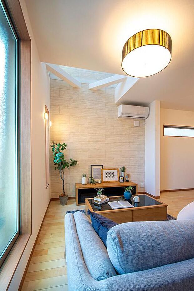 【【本分譲地に建築可能な建物プラン例】】LDKの南側に吹き抜けを設けました。明るく開放感のある空間で、充実した家族団らんの時間を楽しんでいただけます。《分譲地外:建物面積105.08m2、建物価格2185万円》