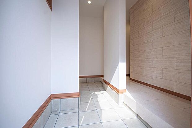 【【本分譲地に建築可能な建物プラン例】】靴を棚に片付けてから部屋に入ることが可能な、2WAY動線の玄関です。可動式の棚を採用しています。《分譲地外:建物面積105.08m2、建物価格2185万円》
