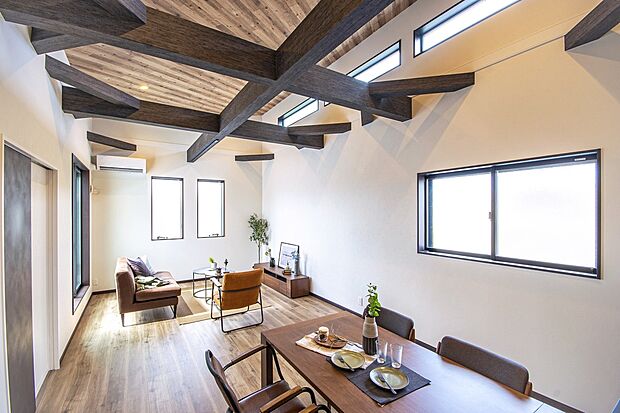 【【本分譲地に建築可能な建物プラン例】】チャコールの化粧梁がアクセントのLDK空間。2面彩光かつ大小様々な窓から陽光が差し込む明るさ溢れるリビングです。《分譲地外:建物面積105.30m2、建物価格2189万円》