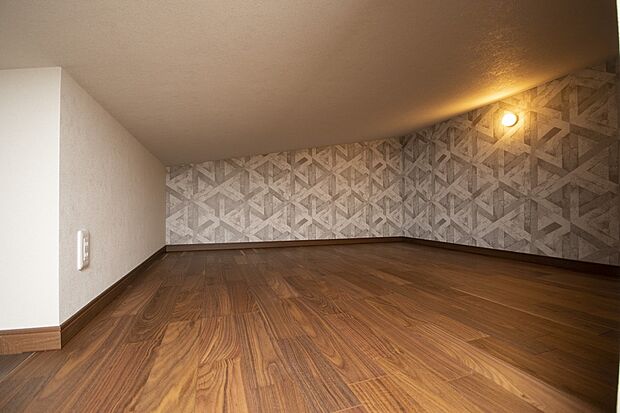 【【本分譲地に建築可能な建物プラン例】】居室と同じ広さがあるロフトです。収納としてはもちろん、照明と壁紙を施しているので、子供の隠れ家にもなりそうです。《分譲地外:建物面積95.17m2、建物価格2007万円》