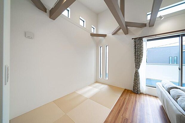 【【本分譲地に建築可能な建物プラン例】】子どもたちの遊び場やくつろぎ空間にもなるタタミコーナー。ナチュラルなカラーリングで優しい雰囲気です。《分譲地外:建物面積90.72m2、建物価格1969万円》
