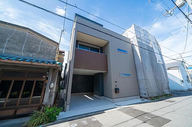 【【本分譲地に建築可能な建物プラン例】】主張しすぎず、街並みに馴染むニュートラルなカラーをチョイス。木目やダークブルーをアクセントにきかせています。《分譲地外:建物面積96.79m2、建物価格2036万円》