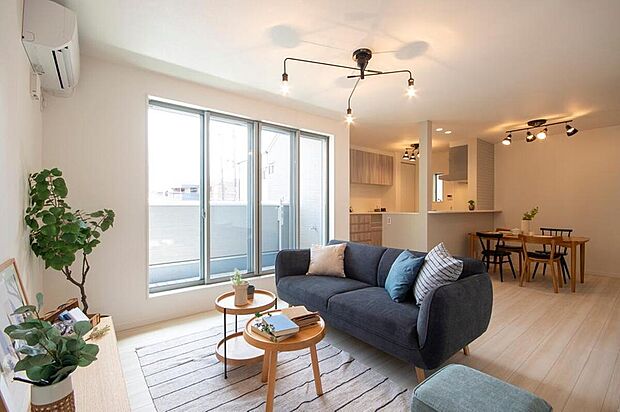 【【本分譲地に建築可能な建物プラン例】】家族が行き来しやすく、コミュニケーションが絶えないワイドなLDK。配置にこだわり、フロアの隅々まで目が届きます。《分譲地外:建物面積102.46m2、建物価格2138万円》