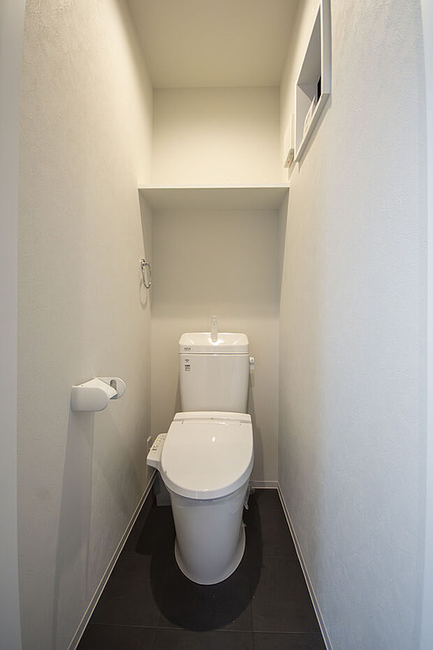 【【トイレ/2階】】トイレは2箇所に設置されており、来客時でも気兼ねなく利用できます。清潔感のあるホワイトベースの内装。マットやカバー等、カラーアイテムで華やかにアレンジも可能です。