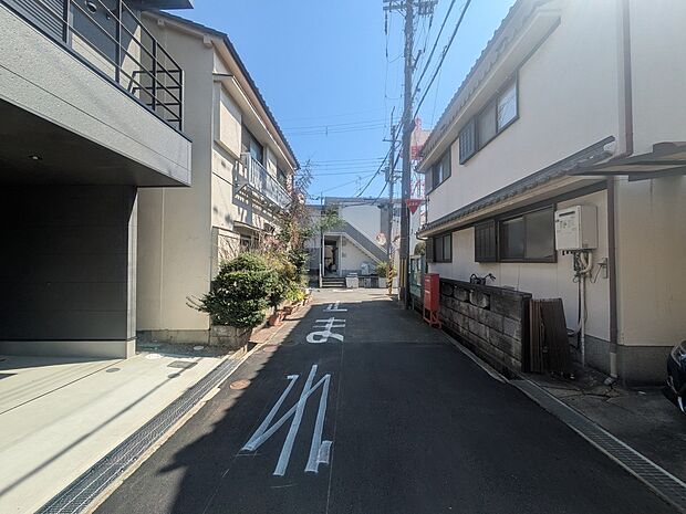 【【前面道路含む現地写真】】小中学校、スーパーなどが徒歩12分圏内に揃う暮らしに便利な住環境です。また、阪急バス「別府南」停まで徒歩6分のためバス利用も可能です。