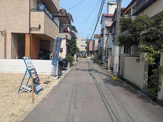 【【前面道路含む現地写真】】スーパー・ドラッグストアが徒歩4分圏内！教育施設も近隣に揃い、共働きの子育て世帯にも暮らしやすいロケーションです。