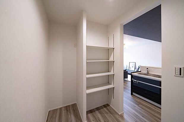 【【本分譲地に建築可能な建物プラン例】】広々としたパントリーがあり、冷蔵庫のほか、保存食やキッチン用品のストックなどをたっぷりと保管できます。《分譲地外:建物面積87.27m2、建物価格1949万円》