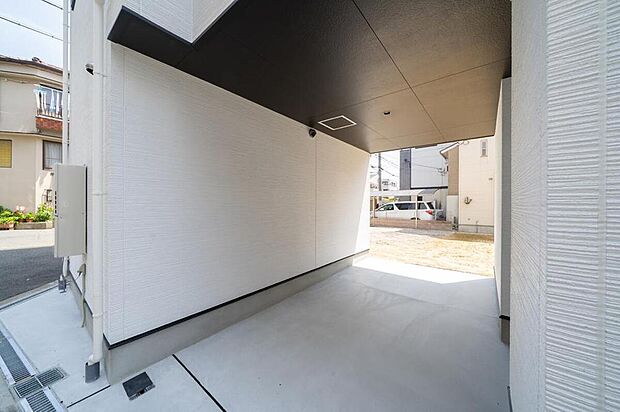 【【本分譲地に建築可能な建物プラン例】】愛車を雨風や紫外線から守ってくれるガレージ。雨の日でも、ゆっくりと荷物の出し入れや乗り降りが行えます。《分譲地外:建物面積93.47m2、建物価格1985万円》