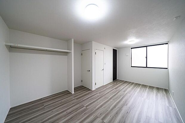 【【本分譲地に建築可能な建物プラン例】】2ドア1ルームの洋室。お子様の成長やライフスタイルに合わせて、アレンジすることができます。《分譲地外:建物面積87.27m2、建物価格1949万円》