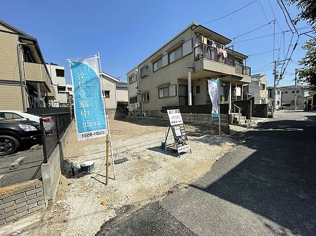 【【前面道路を含む現地写真】】第一種住居地域に位置しており、落ち着いた住環境で新生活をスタートできます。小学校まで徒歩2分!中学校も徒歩7分と、子育て世帯に嬉しい立地。ぜひ、現地をご見学ください。