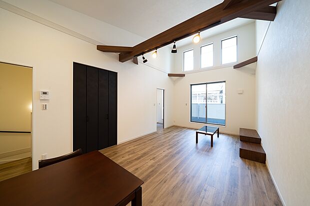 【【本分譲地に建築可能な建物プラン例】】大きな梁にはスポットライトを設置でき、空間を柔らかい光で包み込みます。機能性とデザイン性をあわせ持つ仕様が魅力◎《分譲地外:建物面積99.22m2、建物価格2080円》