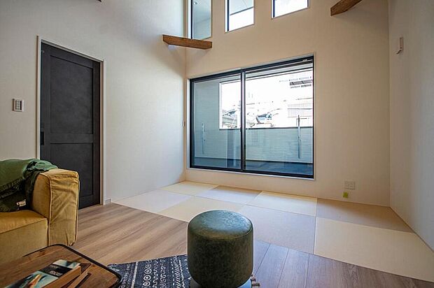 【【本分譲地に建築可能な建物プラン例】】リビング横に、天井が高くて明るく開放的な畳コーナーを設けました。お子様の遊びやお昼寝のスペースに活用できます。《分譲地外:建物面積101.79m2、建物価格2126万円》