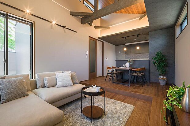 【【本分譲地に建築可能な建物プラン例】】ダイニングの床を少し高くすることで、スペースをゆるやかにゾーニング。ご家族が思い思いに過ごせる空間を作りました。《分譲地外:建物面積95.58m2、建物価格2014万円》