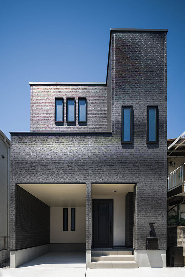 【【本分譲地に建築可能な建物プラン例】】外壁のコントラストがスタイリッシュな佇まい。雨でも濡れずみ乗り降りできるガレージも便利です。《分譲地外:建物面積98.82m2、建物価格2072万円》