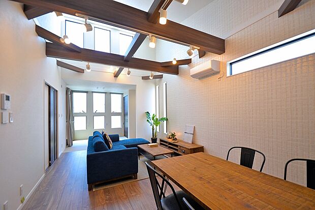 【【本分譲地に建築可能な建物プラン例】】勾配天井に設けた高窓からの採光で、日中は照明がなくても十分な明るさを確保しています。《分譲地外:建物面積106.92m2、建物価格2218万円》