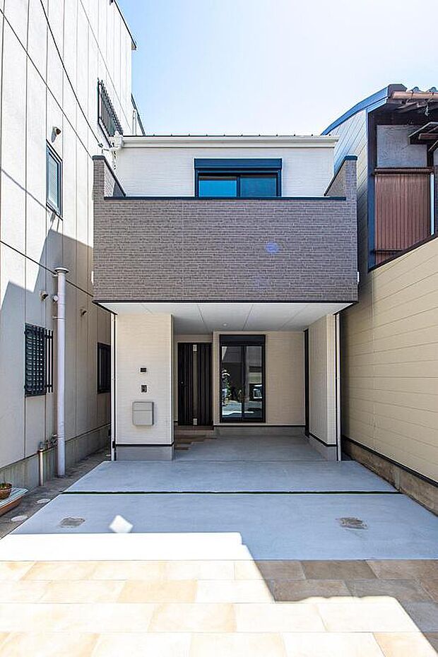 【【本分譲地に建築可能な建物プラン例】】ベースのホワイトカラーに、ストーン調の外壁材や玄関・サッシのダークカラーが引き立つ印象的な外観デザイン。《分譲地外:建物面積104.48m2、建物価格2174万円》