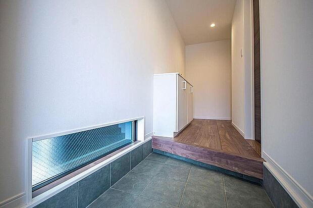 【【本分譲地に建築可能な建物プラン例】】デザイン性が高く、空間が広く感じられる「斜め框」を採用。足元に設けたFIX窓が、玄関に奥行きをもたらします。《分譲地外:建物面積95.78m2、建物価格2018万円》