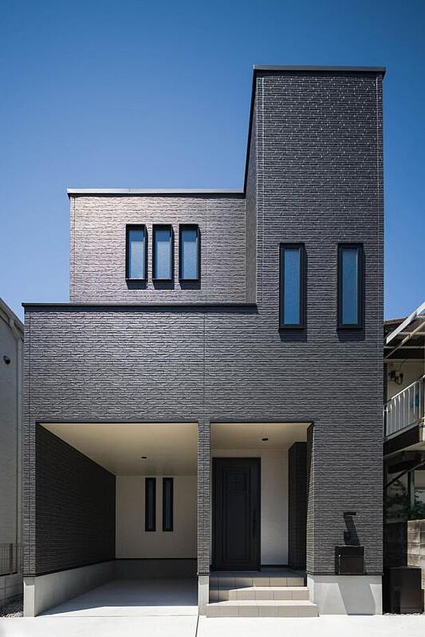 【【本分譲地に建築可能な建物プラン例】】ブラック×ホワイトの外壁のコントラストがスタイリッシュな佇まい。雨でも濡れずに乗り降りできるガレージも便利です。《分譲地外:建物面積98.82m2、建物価格2072万円》