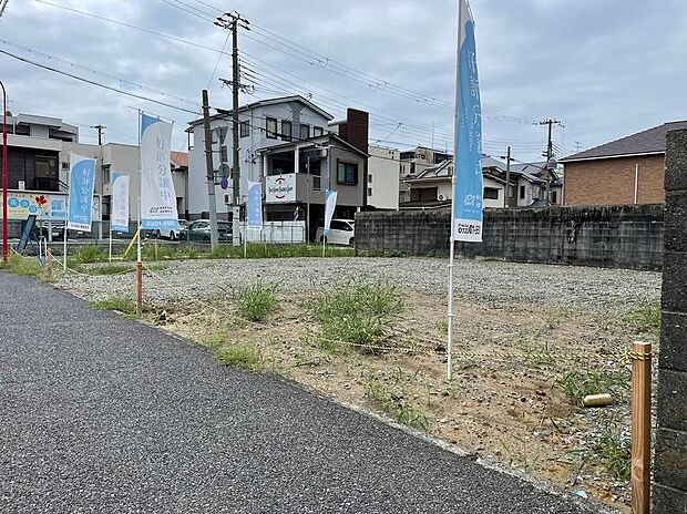 【【前面道路を含む現地写真】】徒歩10分圏内に、幼保、小学校、買い物・医療施設、公園などが揃う立地。落ち着いた住環境と利便性を享受でき、どの世代でも暮らしやすいロケーションです。