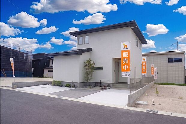 【外観2】白を基調とした洗練された外観デザイン。すっきりとしたモダンなフォルムとこだわりが詰まった注文住宅仕様の外構計画が、目を惹きます