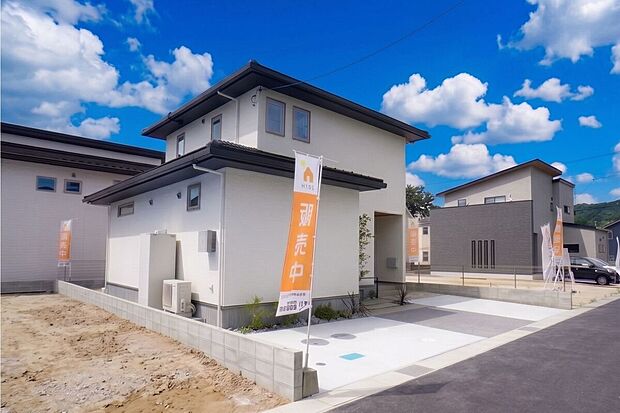 【外観3】前面道路からスムーズに出し入れできるゆとりのカースペースも確保!3台駐車可能!