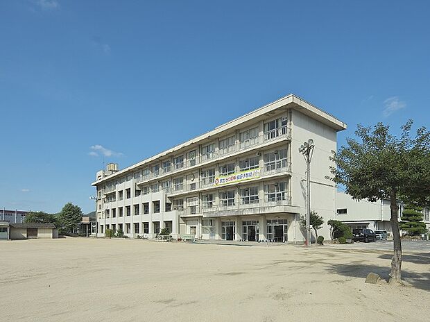 福山市立緑丘小学校約530m(徒歩 約7分)
低学年のお子様でも負担が少なく通える距離です!