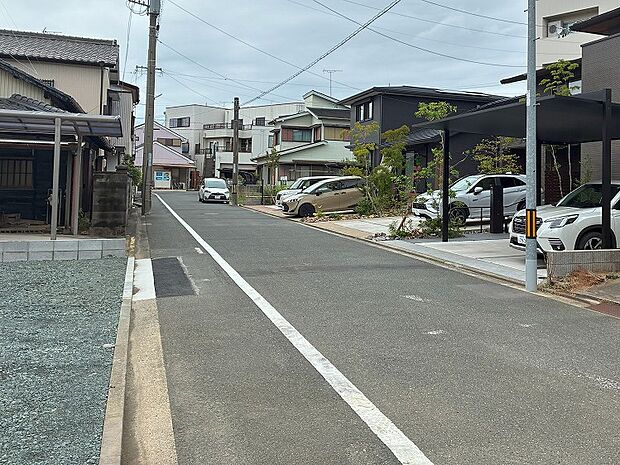 北側前面道路。幅員約6.0m、一方通行。
(2026年9月撮影)