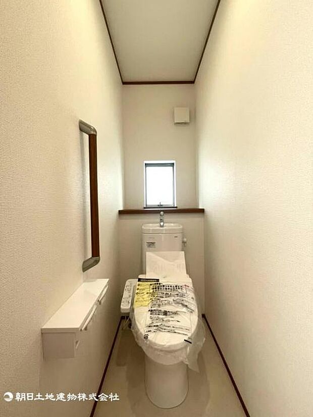【トイレ】１階、２階にウォシュレット完備。高齢者にも配慮した手すり付きのトイレ。