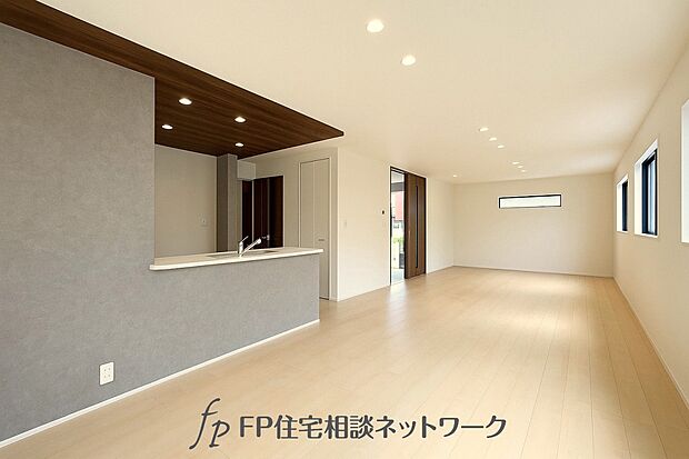 オープンでのびやかな空間を生み出す、こだわりの広がりとゆとり。家族と過ごす時間を大切にしたい方にぴったりの明るくゆとりある住空間です。南側の窓からの日差しがリビングの隅々までしっかりと届きます!