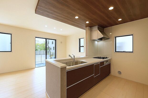 スライド収納付きのシステムキッチン。パスタ鍋や圧力鍋、フライパンなどもおしまい頂け、出し入れもスムーズ。収納たっぷりなので料理器具や調味料など細かな物も取りやすく、お子様と一緒にお料理も楽しめます。