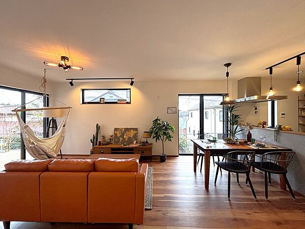 大切なご家族が集まるからこそLDKにはこだわりたいですよね!休日はおひさまの光をたっぷりと取りこめるリビングでゆったりと過ごしませんか?子供たちが元気に笑いながら走り回っている姿が目に浮かぶ空間です。